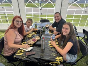 alt="Employé AMEC lors de la célébration 30e anniversaire AMEC"