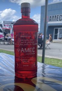 alt="Bouteille de Gin cuvée AMEC 30e anniversaire, créée par la distillerie l'Arsenal"