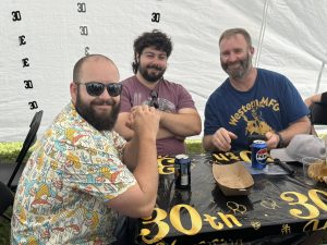 alt="Employé AMEC lors de la célébration 30e anniversaire AMEC"